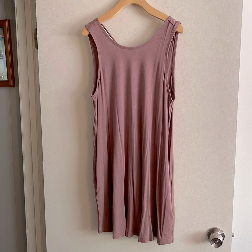 NWOT. RVCA Swing dress with pockets. Size medium.